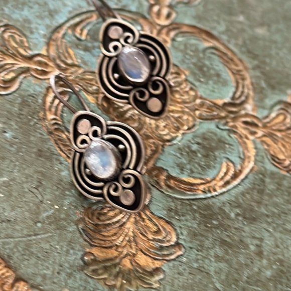 Pair pierced rainbow moonstone oval cabochon with sterling silver ornate design - Picture 5 of 7